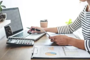 美容室の会計ソフトで売上管理を行うイメージ