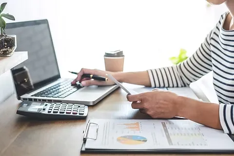 美容室の会計ソフトで売上管理を行うイメージ