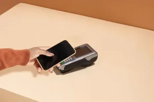 美容室でキャッシュレス決済を行っているレジのイメージ