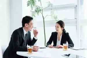美容室開業のための融資や資金計画を考えているイメージ