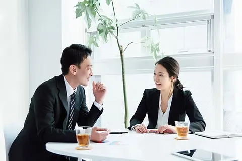 美容室開業のための融資や資金計画を考えているイメージ