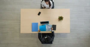 美容室でスタッフ募集や採用活動を行っているイメージ