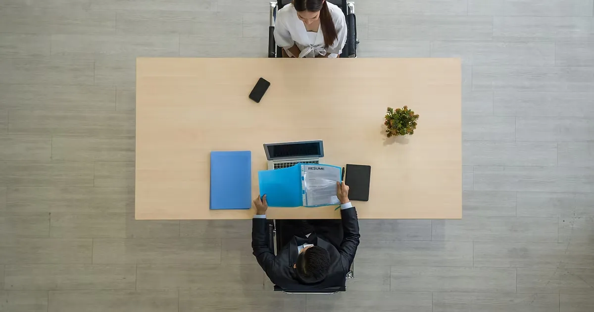 美容室でスタッフ募集や採用活動を行っているイメージ